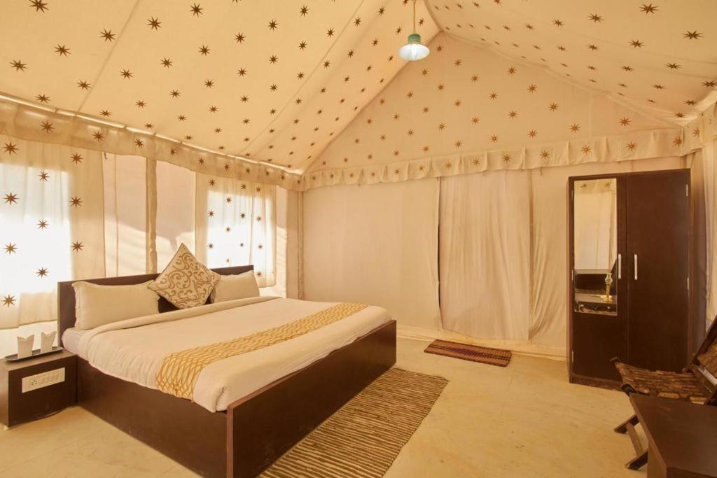 Golden Sandstone Hotel Desert Safari Camp Jaisalmer Εξωτερικό φωτογραφία